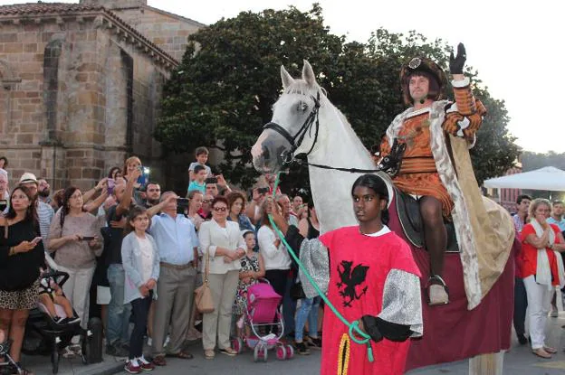 Carlos V llegó a Villaviciosa subido a lomos de un caballo blanco en compañía de su mozo y ante la mirada de los espectadores.