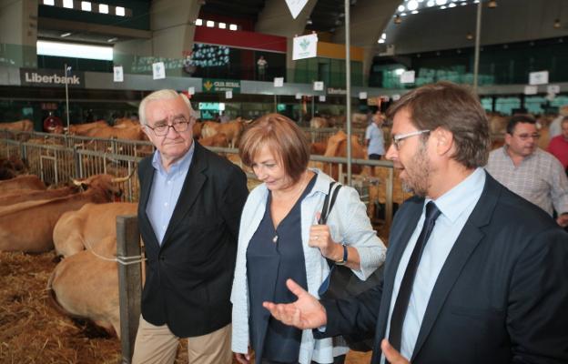 José María Quirós, presidente de Caja Rural de Asturias recorrió el recinto acompañado de la alcaldesa, Mariví Monteserín. 