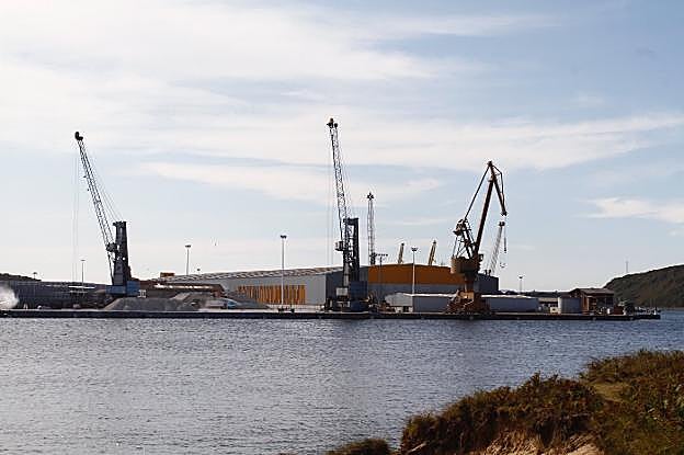 Nueva nave de acopio de blenda de AZSA en el muelle de San Juan del Puerto de Avilés. 
