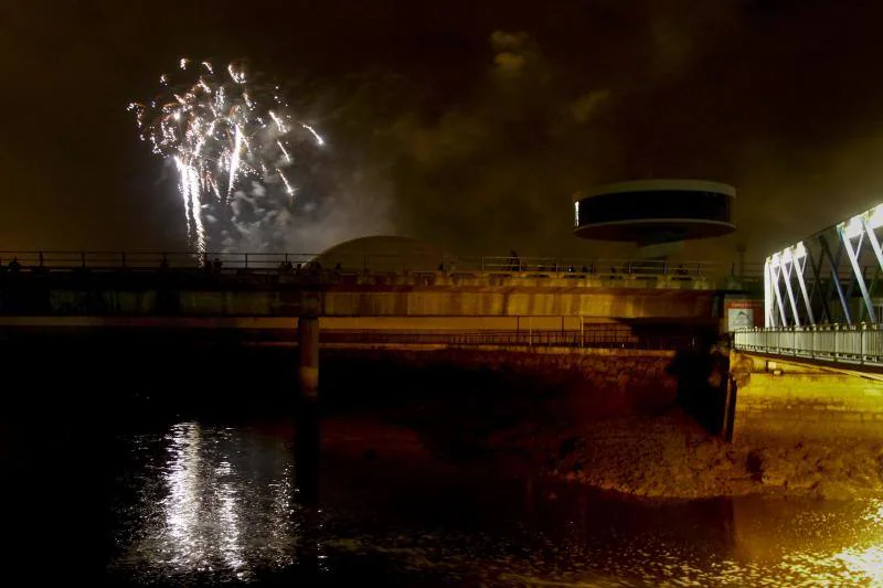 Pirotecnia Xaraiva sorprende en la ría con un intenso espectáculo de fuegos artificiales