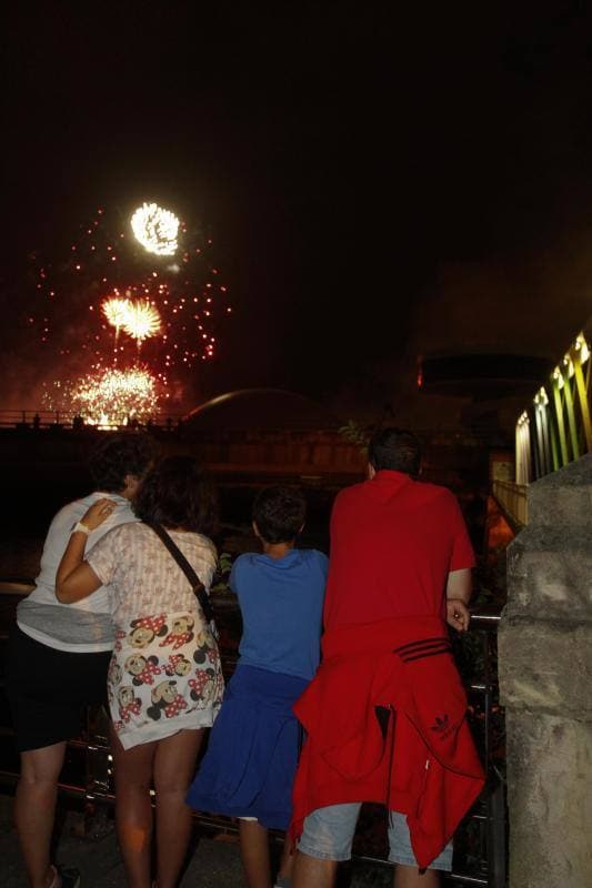 Pirotecnia Xaraiva sorprende en la ría con un intenso espectáculo de fuegos artificiales