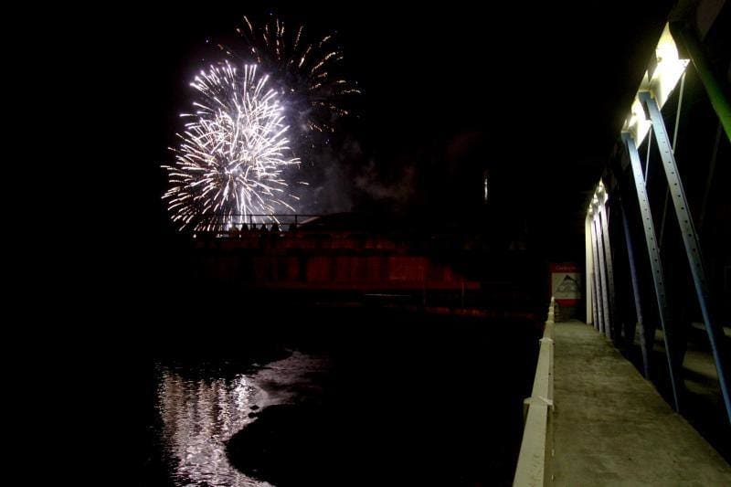 Pirotecnia Xaraiva sorprende en la ría con un intenso espectáculo de fuegos artificiales