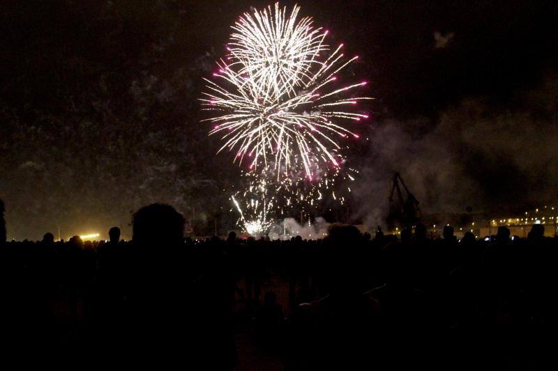 Pirotecnia Xaraiva sorprende en la ría con un intenso espectáculo de fuegos artificiales