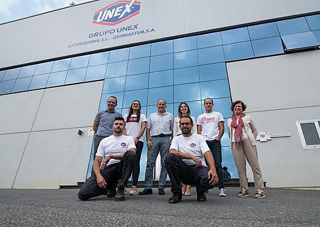 La cuarta y quinta generación de Asturquimia, frente a las instalaciones de la empresa ubicada en Sariego. 