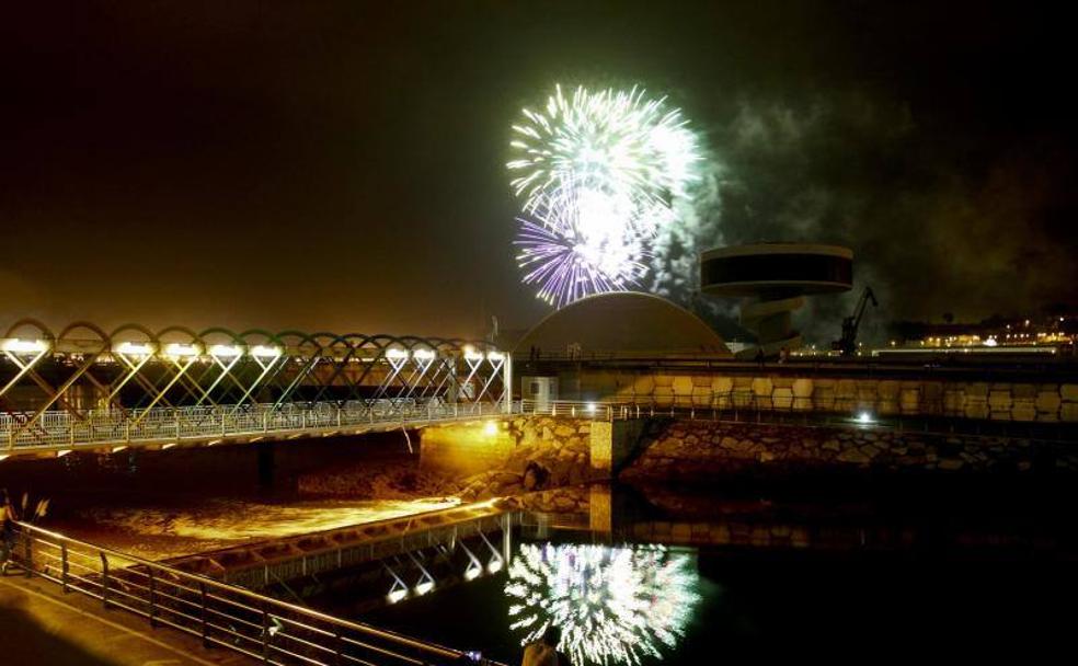 Un momento del lanzamiento de fuegos artificiales en el entorno de la ría. 