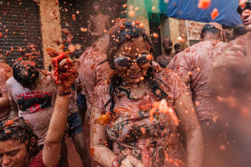 La localidad valenciana de Buñol se ha teñido de fiesta en la popular Tomatina, que ha congregado a unas 20.000 personas han lanzado unos 145.000 kilos de tomate repartidos en siete camiones, cifras que confirman que es una de las grandes citas festivas del verano en España. 