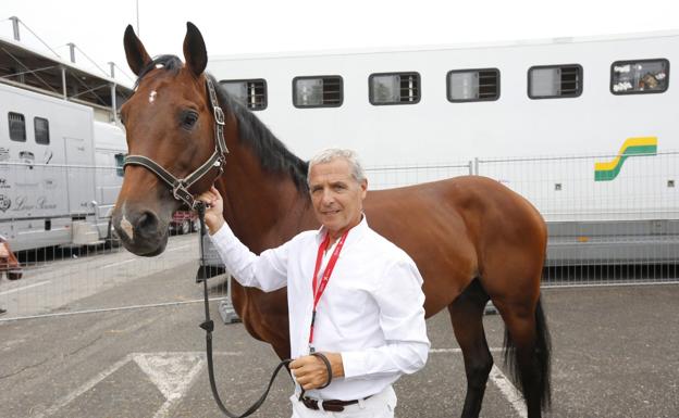 Leonardo Medal, ayer, en los boxes del Hípico, con su caballo 'Rey de Gozón'. 