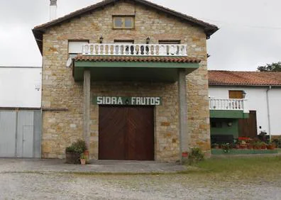 Imagen secundaria 1 - 1. Uno de los muebles del salón de la vivienda de los propietarios de Sidra Frutos con restos de las tomas de huellas realizadas por la policía. 2. El llagar de Sidra Frutos, en Quintueles. 3. El propietario de Sidra Buznego habla con La Guardia Civil.