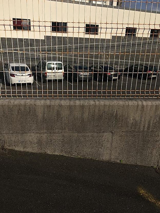 La furgoneta de la víctima, en el aparcamiento del cuartel. :: E. C.