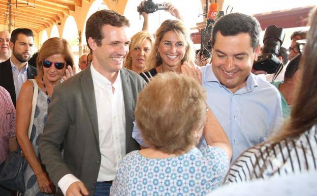 Pablo Casado y Juanma Moreno, presidente del PP-A en su visita a Álora, Málaga. 