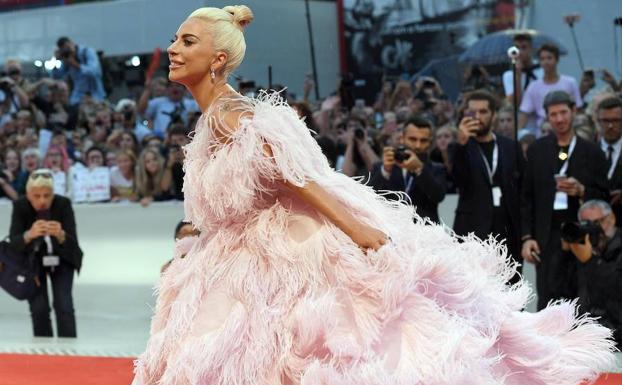 Lady Gaga llega al estreno de la cinta 'Ha nacido una estrella'. 