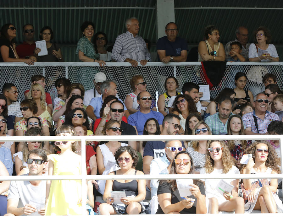 La última jornada del CSIO Gijón ha congregado a miles de seguidores en el complejo de Las Mestas, animados por un día de pleno verano. 