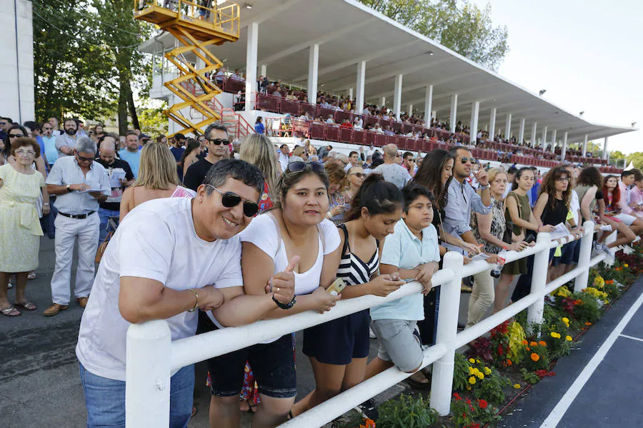 La última jornada del CSIO Gijón ha congregado a miles de seguidores en el complejo de Las Mestas, animados por un día de pleno verano. 