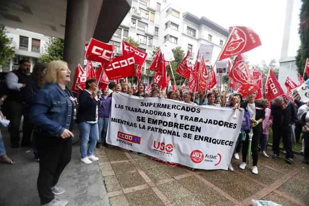 Trabajadores de la limpieza, el comercio y la hostelería, concentrados delante de la sede de Fade, la semana pasada. 