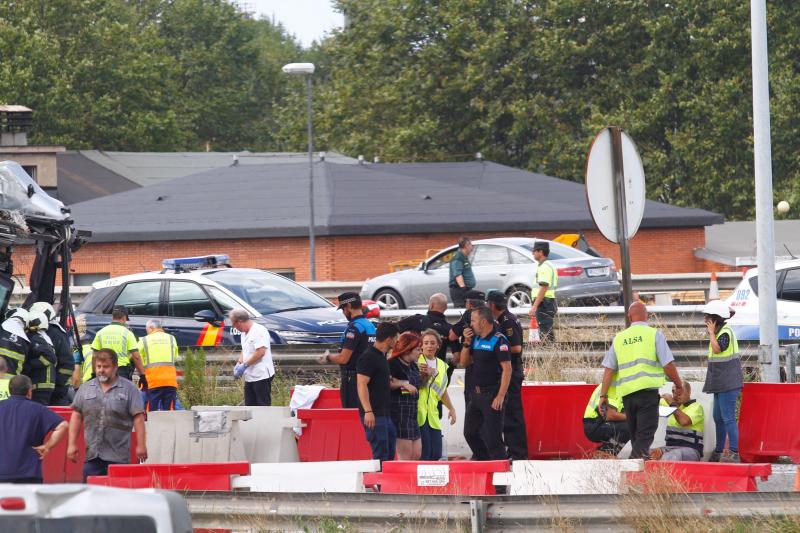 La brutal colisión ha dejado cinco muertos y quince heridos. El vehículo realizaba el trayecto Cudillero-Gijón cuando se salió de la vía a la altura de Llaranes