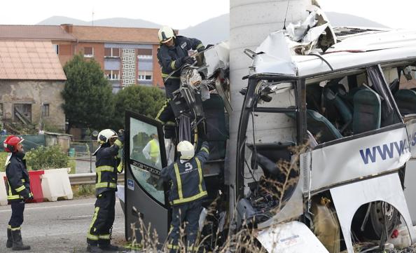 La brutal colisión ha dejado cinco muertos y quince heridos. El vehículo realizaba el trayecto Cudillero-Gijón cuando se salió de la vía a la altura de Llaranes