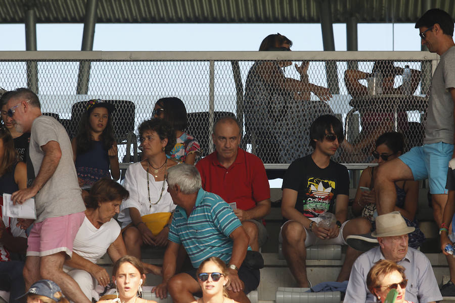 La última jornada del CSIO Gijón ha congregado a miles de seguidores en el complejo de Las Mestas, animados por un día de pleno verano. 