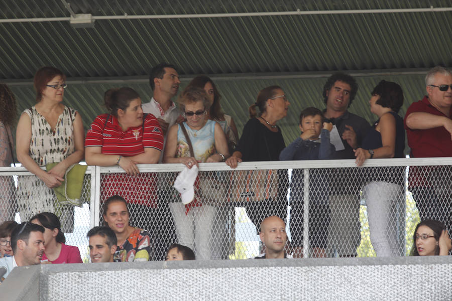 La última jornada del CSIO Gijón ha congregado a miles de seguidores en el complejo de Las Mestas, animados por un día de pleno verano. 