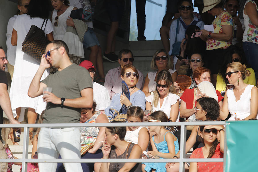 La última jornada del CSIO Gijón ha congregado a miles de seguidores en el complejo de Las Mestas, animados por un día de pleno verano. 