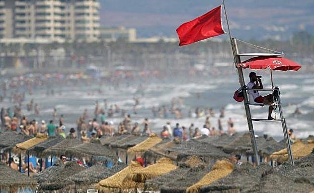 Bandera roja en la playa de Alicante en agosto.