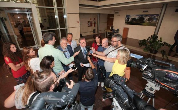 Imagen principal - Francisco del Busto atiende a los medios en el Hospital San Agustín, donde han ido varios de los heridos. A la derecha, Guillermo Martínez en el lugar del suceso.