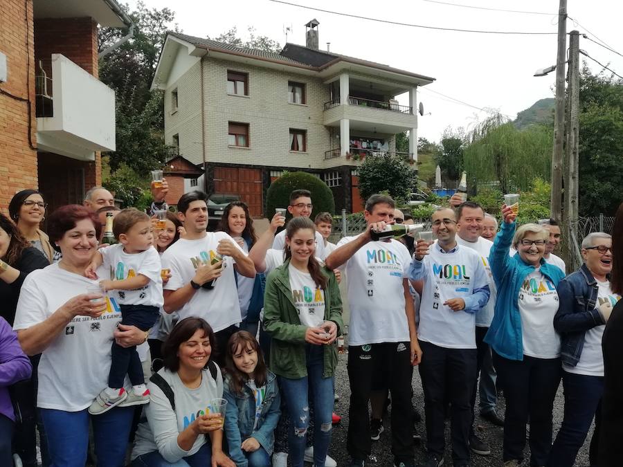 Los vecinos de esta localidad de Cangas del Narcea celebraron haber recibido esta distinción con champán y voladores. Un pueblo unido que con cerca de 90 habitantes cuenta con tres asociaciones, apuesta por el desarrollo rural y convive dentro del Parque Natural Fuentes del Narcea, Degaña e Ibias