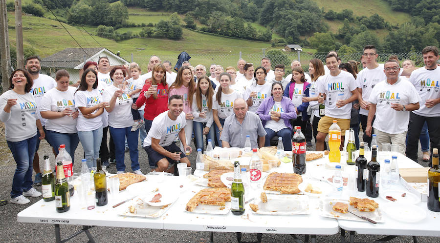 Los vecinos de esta localidad de Cangas del Narcea celebraron haber recibido esta distinción con champán y voladores. Un pueblo unido que con cerca de 90 habitantes cuenta con tres asociaciones, apuesta por el desarrollo rural y convive dentro del Parque Natural Fuentes del Narcea, Degaña e Ibias