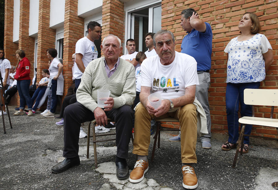 Los vecinos de esta localidad de Cangas del Narcea celebraron haber recibido esta distinción con champán y voladores. Un pueblo unido que con cerca de 90 habitantes cuenta con tres asociaciones, apuesta por el desarrollo rural y convive dentro del Parque Natural Fuentes del Narcea, Degaña e Ibias