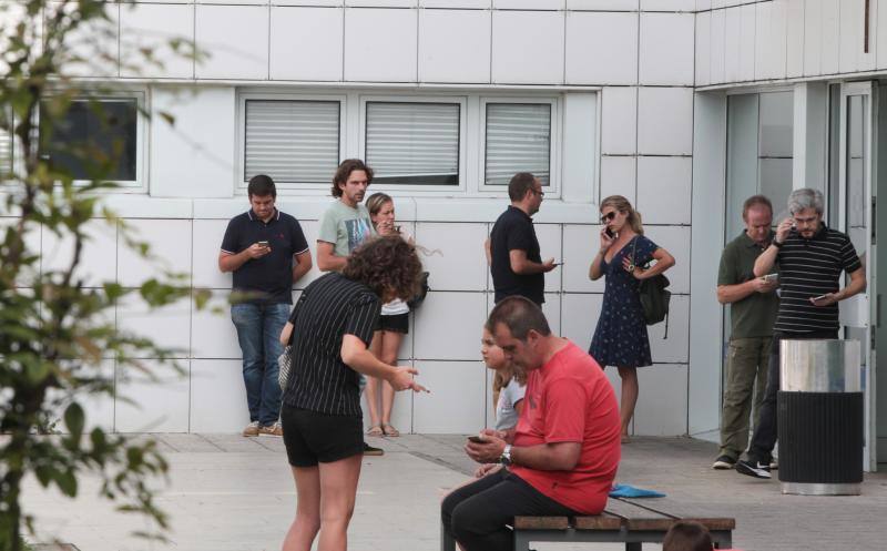 El Hospital San Agustín de Avilés ha recibido a la mayor parte de los heridos del grave accidente de autobús ocurrido en Avilés. Allí han acudido numerosos voluntarios para donar sangre, psicólogos de Cruz Roja y también representantes políticos, que han ofrecido balances y condolencias. 