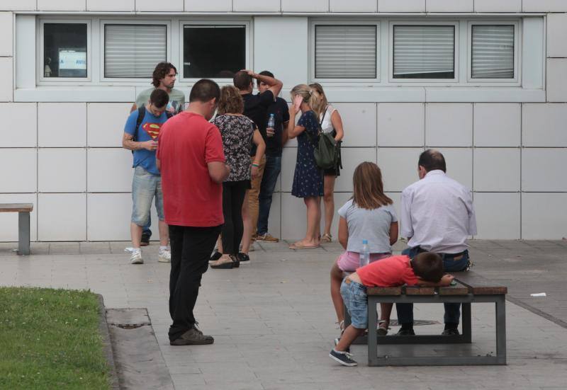 El Hospital San Agustín de Avilés ha recibido a la mayor parte de los heridos del grave accidente de autobús ocurrido en Avilés. Allí han acudido numerosos voluntarios para donar sangre, psicólogos de Cruz Roja y también representantes políticos, que han ofrecido balances y condolencias. 