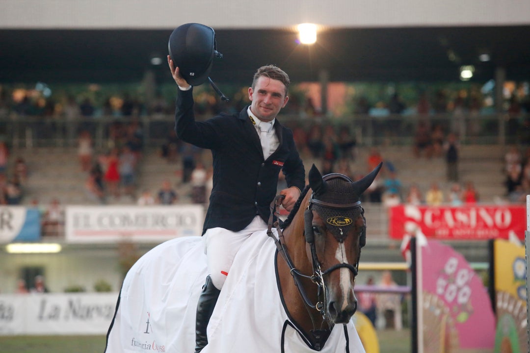 Richard Howley, montando a 'Dolores', se adjudicó este domingo la victoria del Gran Premio del CSIO de Gijón para sumar la quinta victoria irlandesa en las trece pruebas disputas desde el pasado miércoles