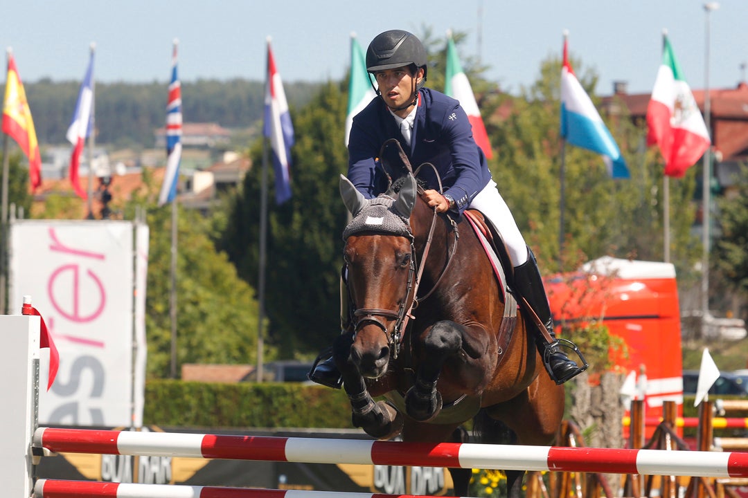 Richard Howley, montando a 'Dolores', se adjudicó este domingo la victoria del Gran Premio del CSIO de Gijón para sumar la quinta victoria irlandesa en las trece pruebas disputas desde el pasado miércoles