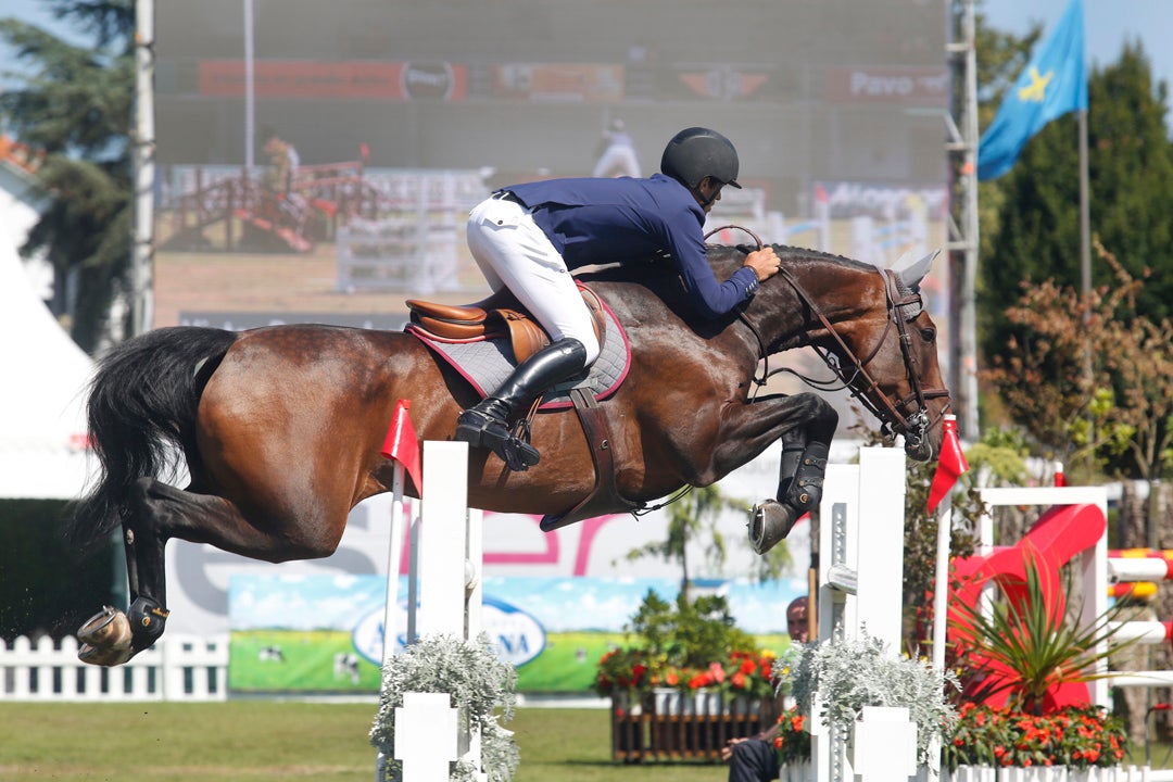 Richard Howley, montando a 'Dolores', se adjudicó este domingo la victoria del Gran Premio del CSIO de Gijón para sumar la quinta victoria irlandesa en las trece pruebas disputas desde el pasado miércoles