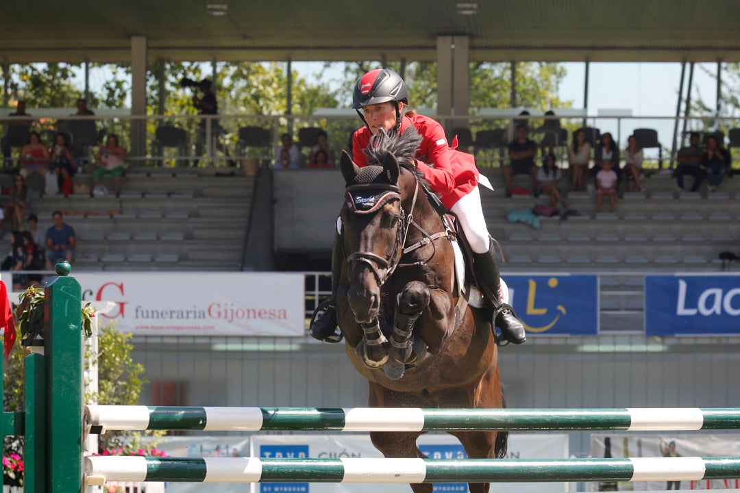 Richard Howley, montando a 'Dolores', se adjudicó este domingo la victoria del Gran Premio del CSIO de Gijón para sumar la quinta victoria irlandesa en las trece pruebas disputas desde el pasado miércoles