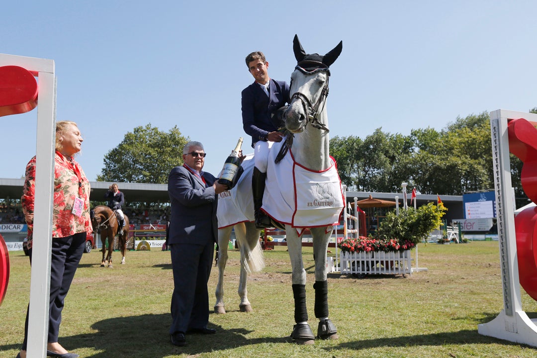 Richard Howley, montando a 'Dolores', se adjudicó este domingo la victoria del Gran Premio del CSIO de Gijón para sumar la quinta victoria irlandesa en las trece pruebas disputas desde el pasado miércoles