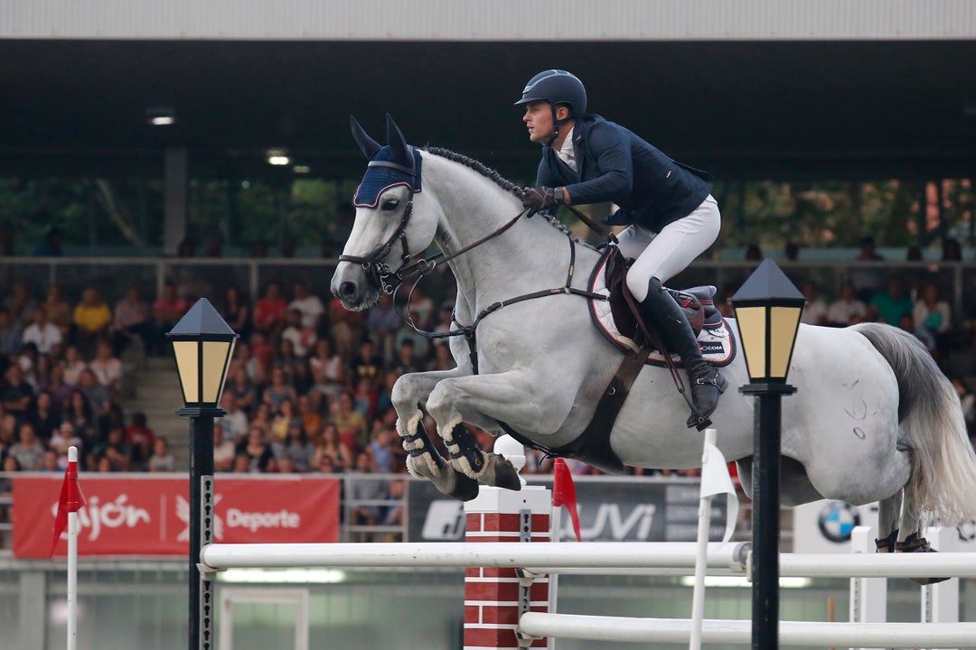 Richard Howley, montando a 'Dolores', se adjudicó este domingo la victoria del Gran Premio del CSIO de Gijón para sumar la quinta victoria irlandesa en las trece pruebas disputas desde el pasado miércoles