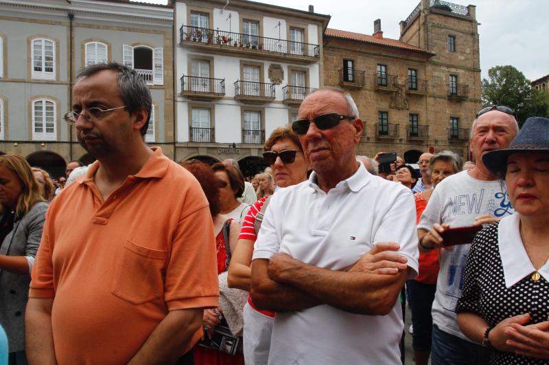 La plaza de España de Avilés ha sido escenario de una multitudinaria concentración silenciosa convocada en una jornada de luto en memoria de las víctimas del accidente de autobús. Ciudadanos anónimos y numerosos representantes políticos y sociales de la región han asistido para expresar su apoyo y solidaridad con los afectados. 