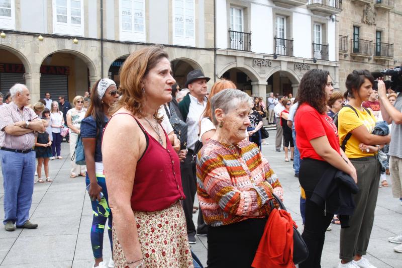 La plaza de España de Avilés ha sido escenario de una multitudinaria concentración silenciosa convocada en una jornada de luto en memoria de las víctimas del accidente de autobús. Ciudadanos anónimos y numerosos representantes políticos y sociales de la región han asistido para expresar su apoyo y solidaridad con los afectados. 