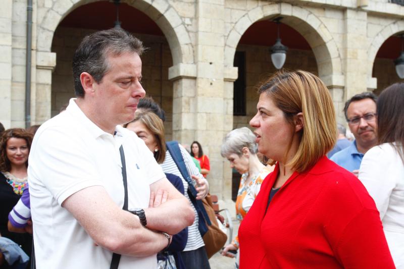 La plaza de España de Avilés ha sido escenario de una multitudinaria concentración silenciosa convocada en una jornada de luto en memoria de las víctimas del accidente de autobús. Ciudadanos anónimos y numerosos representantes políticos y sociales de la región han asistido para expresar su apoyo y solidaridad con los afectados. 