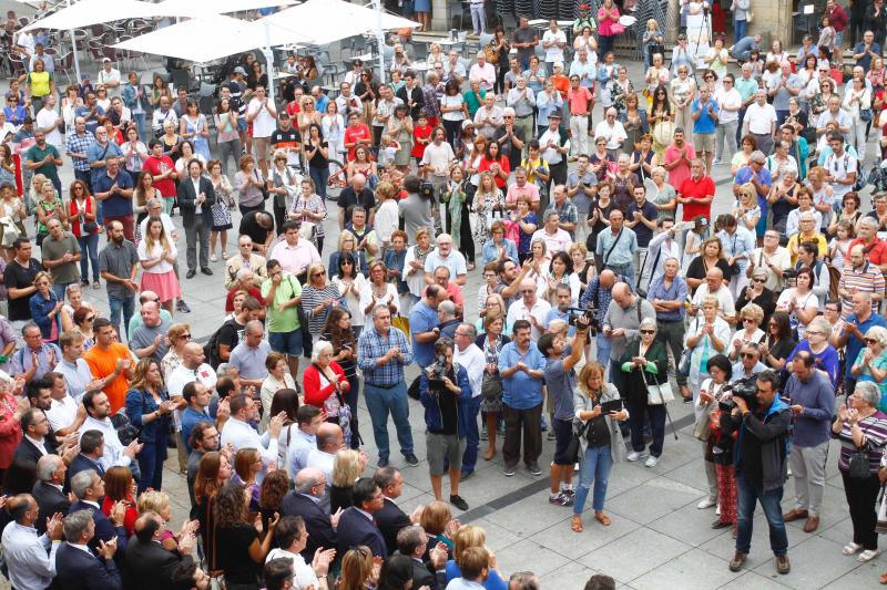 La plaza de España de Avilés ha sido escenario de una multitudinaria concentración silenciosa convocada en una jornada de luto en memoria de las víctimas del accidente de autobús. Ciudadanos anónimos y numerosos representantes políticos y sociales de la región han asistido para expresar su apoyo y solidaridad con los afectados. 