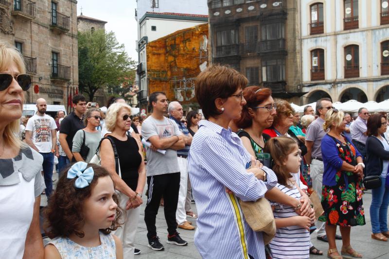 La brutal colisión ha dejado cinco muertos y quince heridos. El vehículo realizaba el trayecto Cudillero-Gijón cuando se salió de la vía a la altura de Llaranes