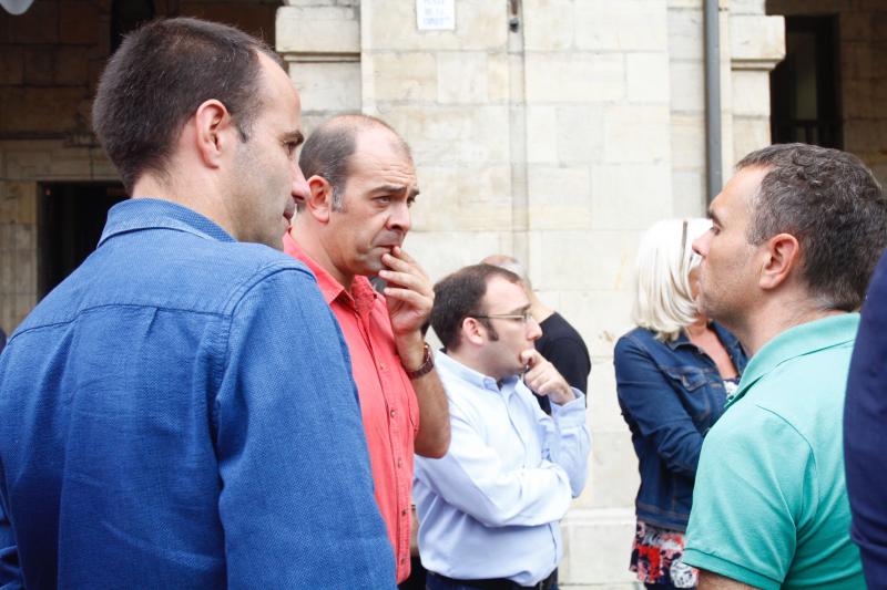 La plaza de España de Avilés ha sido escenario de una multitudinaria concentración silenciosa convocada en una jornada de luto en memoria de las víctimas del accidente de autobús. Ciudadanos anónimos y numerosos representantes políticos y sociales de la región han asistido para expresar su apoyo y solidaridad con los afectados. 