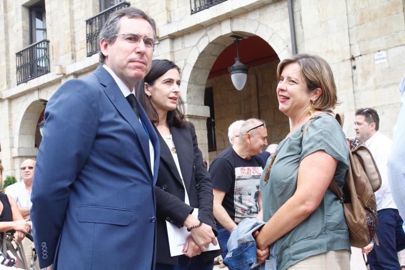 La plaza de España de Avilés ha sido escenario de una multitudinaria concentración silenciosa convocada en una jornada de luto en memoria de las víctimas del accidente de autobús. Ciudadanos anónimos y numerosos representantes políticos y sociales de la región han asistido para expresar su apoyo y solidaridad con los afectados. 