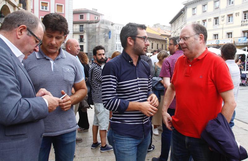 La plaza de España de Avilés ha sido escenario de una multitudinaria concentración silenciosa convocada en una jornada de luto en memoria de las víctimas del accidente de autobús. Ciudadanos anónimos y numerosos representantes políticos y sociales de la región han asistido para expresar su apoyo y solidaridad con los afectados. 