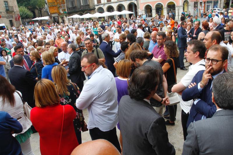 La plaza de España de Avilés ha sido escenario de una multitudinaria concentración silenciosa convocada en una jornada de luto en memoria de las víctimas del accidente de autobús. Ciudadanos anónimos y numerosos representantes políticos y sociales de la región han asistido para expresar su apoyo y solidaridad con los afectados. 