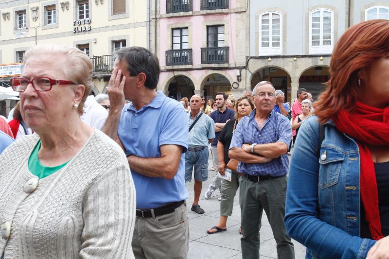 La plaza de España de Avilés ha sido escenario de una multitudinaria concentración silenciosa convocada en una jornada de luto en memoria de las víctimas del accidente de autobús. Ciudadanos anónimos y numerosos representantes políticos y sociales de la región han asistido para expresar su apoyo y solidaridad con los afectados. 