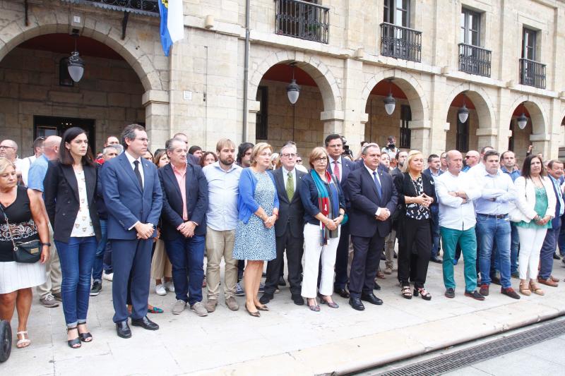 La plaza de España de Avilés ha sido escenario de una multitudinaria concentración silenciosa convocada en una jornada de luto en memoria de las víctimas del accidente de autobús. Ciudadanos anónimos y numerosos representantes políticos y sociales de la región han asistido para expresar su apoyo y solidaridad con los afectados. 