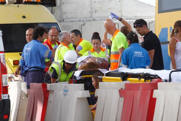 Los servicios de emergencia atienden a los heridos en el lugar del accidente.