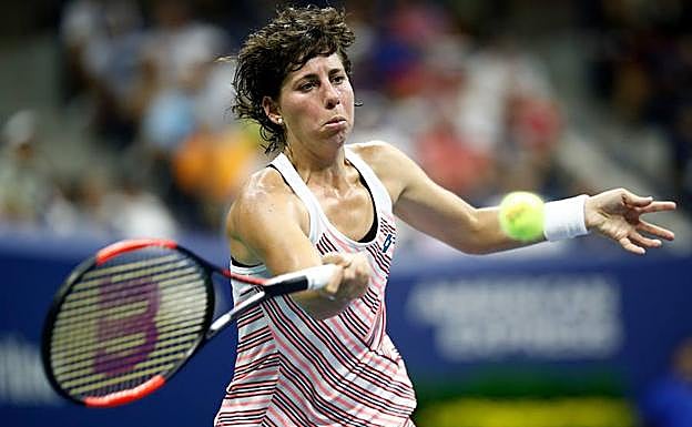 Carla Suárez golpea la pelota. 