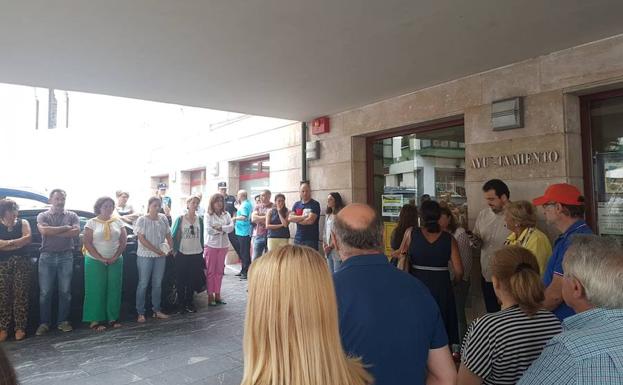 Galería. Asistentes a la concentración de Cudillero frente al Ayuntamiento. 